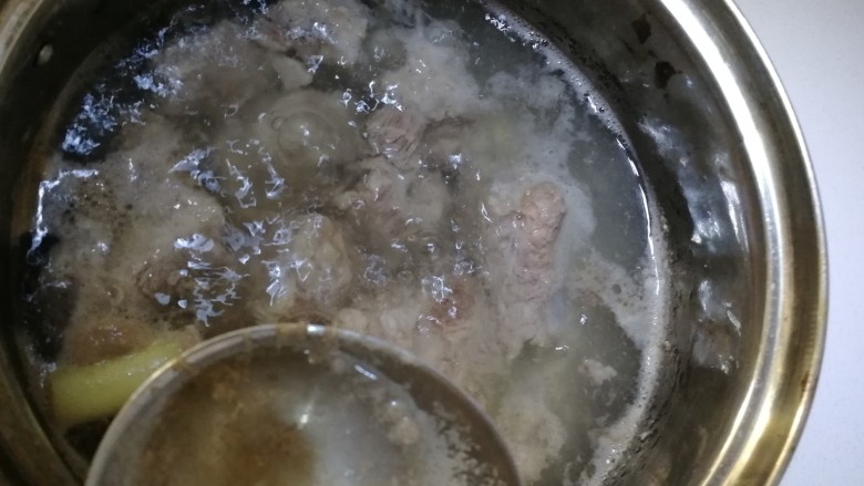 排骨冬瓜汤,大火煮开,煮5分钟,撇去浮沫。
