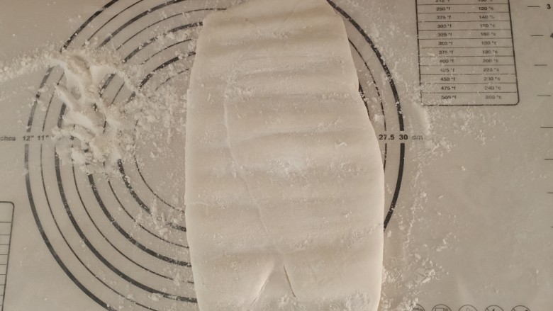 可以撕着吃的呛面大碱馒头,然后再用擀面杖按压。这个时候的面很硬,不用担心。