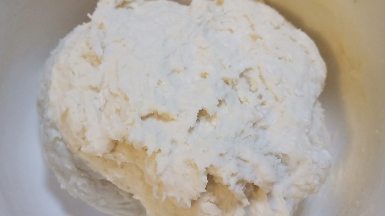 可以撕着吃的呛面大碱馒头,再把材料②中的面粉和温水倒入发酵好的面团中,揉匀,发酵18个小时