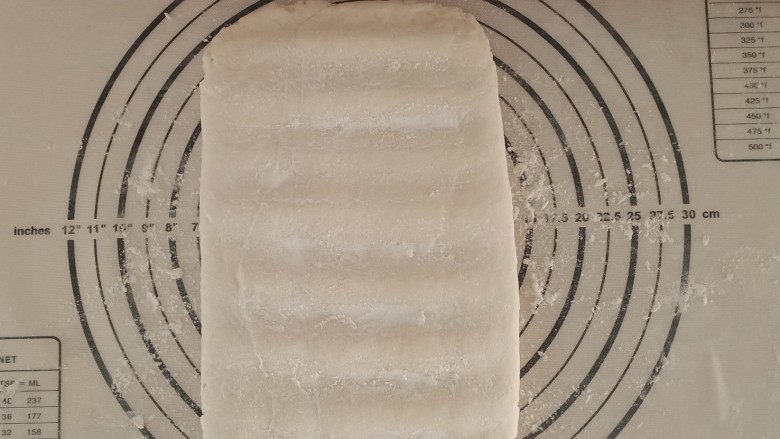 可以撕着吃的呛面大碱馒头,以此类推,每次叠都要撒一层面粉,不用太多,表面用手心抹一层就好。大概重复十到二十次。一定要有耐心