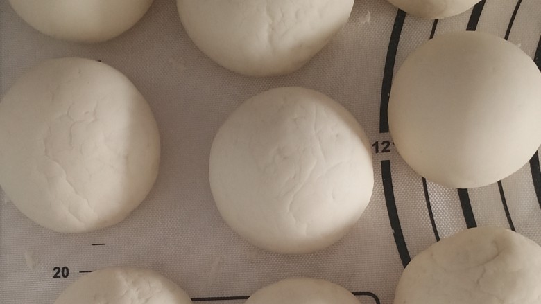 可以撕着吃的呛面大碱馒头,把所有的剂子都团成圆,这时候可以看到,之前团好的已经自然发酵了,体积都膨大了