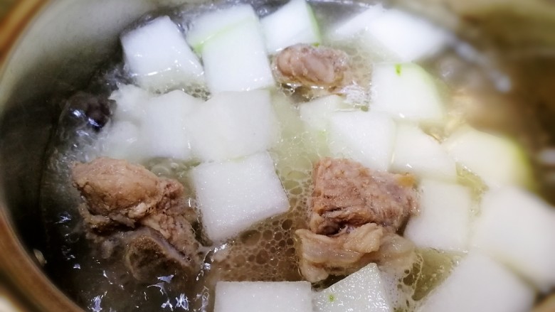 排骨冬瓜汤,大火煮开,盖上盖子小火煮15分钟。