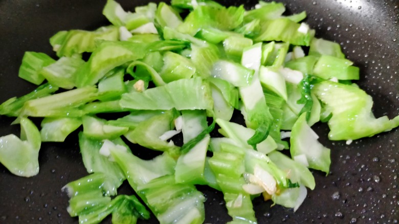 清炒盖菜,炒到这个样子,菜干基本无白色