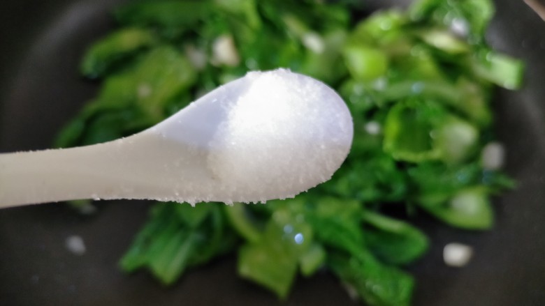 清炒盖菜,菜叶变软,再次加盐适量