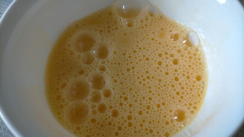 烧烤味木耳鸡蛋,<a style='color:red;display:inline-block;' href='/shicai/ 9'>鸡蛋</a>打散,搅拌至冒泡备用