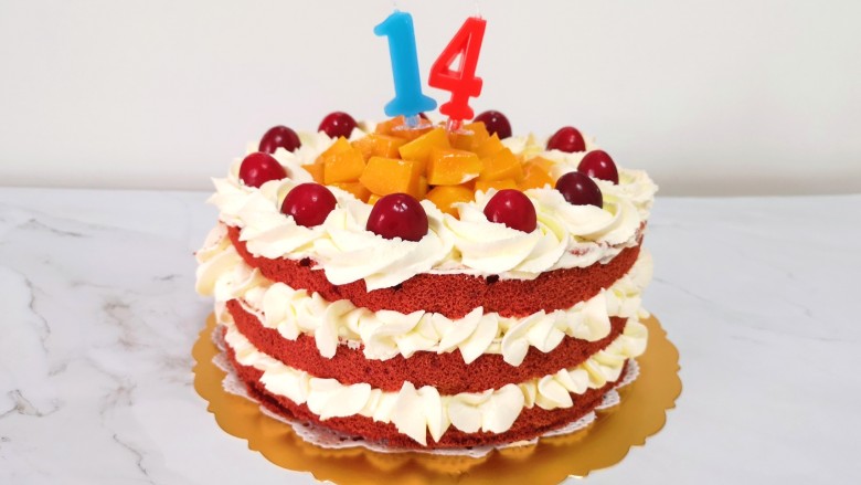 红丝绒水果裸蛋糕,插上生日蜡烛就是美美哒生日蛋糕啦!