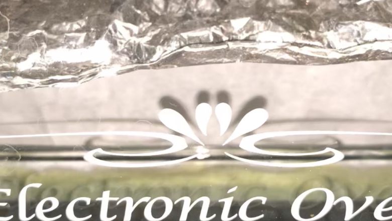 天意弄人永不放弃菠菜布丁蛋糕,底层150℃烤60分钟,一半时间看着颜色可以就盖上锡纸。