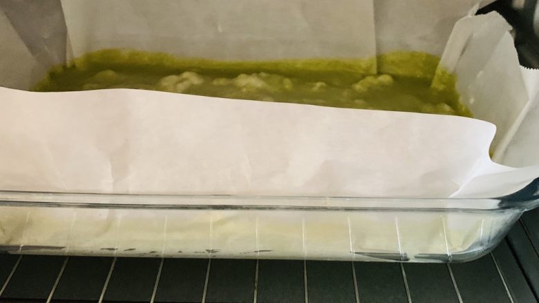 天意弄人永不放弃菠菜布丁蛋糕,150℃预热8分钟。