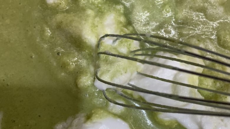 天意弄人永不放弃菠菜布丁蛋糕,手抽轻轻翻拌几下。