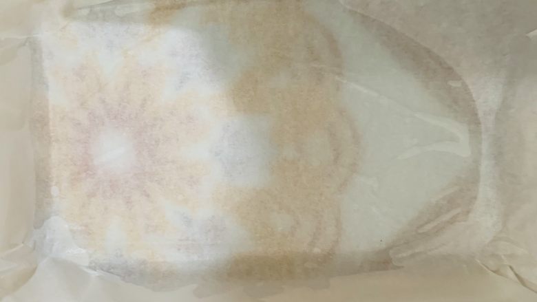 天意弄人永不放弃菠菜布丁蛋糕,再铺上油纸比较不怕它跑。