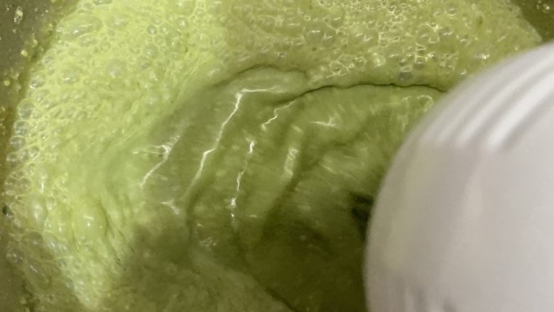 天意弄人永不放弃菠菜布丁蛋糕,再次搅拌。