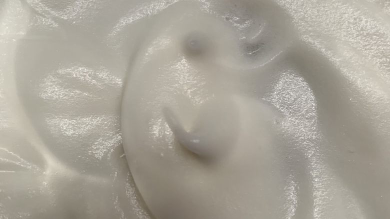 天意弄人永不放弃菠菜布丁蛋糕,低速打发到密集小泡都没了再加5g糖粉。
