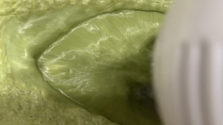 天意弄人永不放弃菠菜布丁蛋糕,继续打发搅拌。