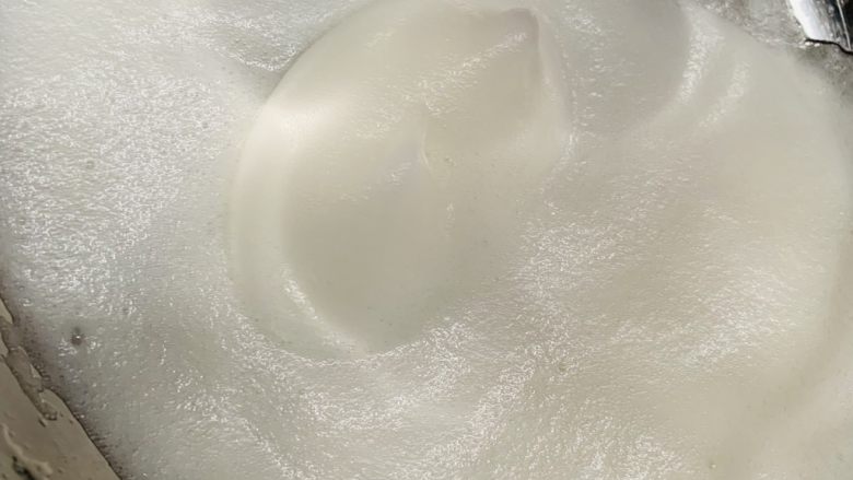 天意弄人永不放弃菠菜布丁蛋糕,再取一个鸡蛋打发蛋白,加入5g糖粉,不可以有蛋黄啊!