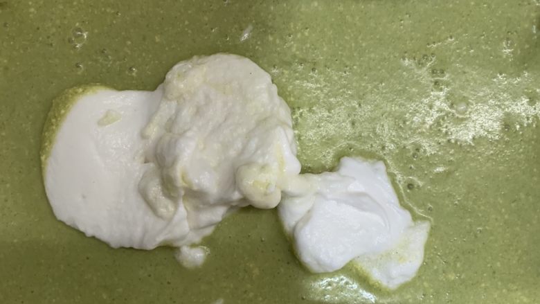 天意弄人永不放弃菠菜布丁蛋糕,蛋白霜倒入面糊里。