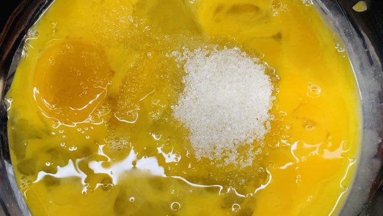 天意弄人永不放弃菠菜布丁蛋糕,这里有6个全蛋,再加100g白糖吧。