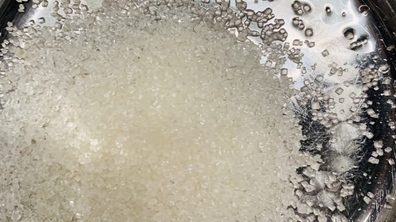 天意弄人永不放弃菠菜布丁蛋糕,另一碗里准备100g白糖。