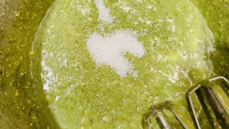 天意弄人永不放弃菠菜布丁蛋糕,再加入100g白糖。