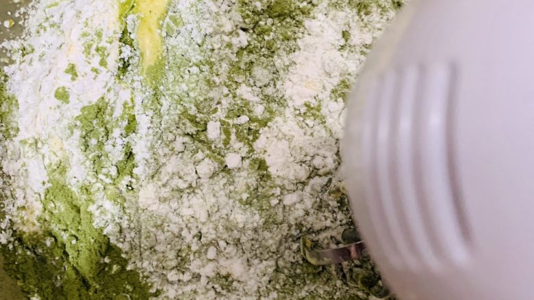 天意弄人永不放弃菠菜布丁蛋糕,先用搅拌头搅拌均匀。
