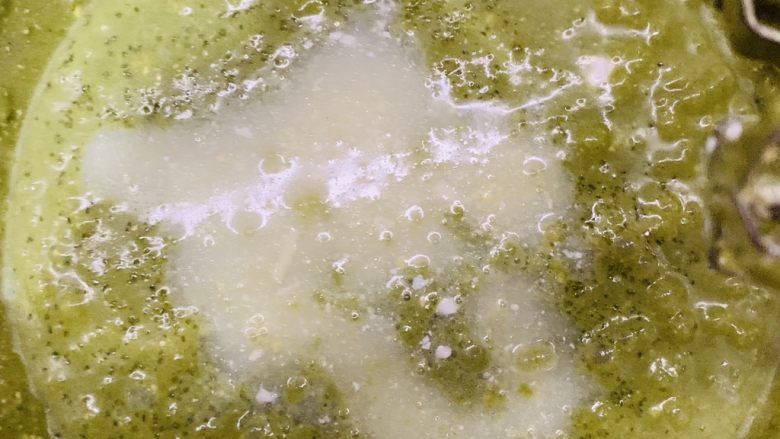 天意弄人永不放弃菠菜布丁蛋糕,牛奶分两次加入。