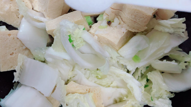 白菜炖豆腐,加入一勺盐,翻炒均匀。