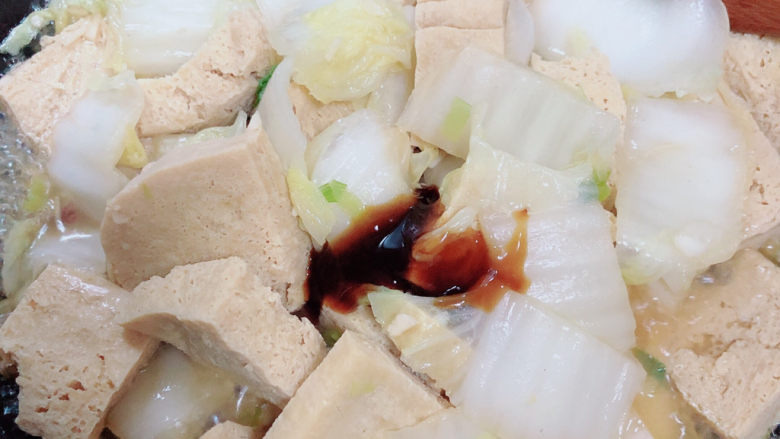 白菜炖豆腐,再放入<a style='color:red;display:inline-block;' href='/shicai/ 788'>生抽</a>和耗油翻炒均匀。填入100ml水,稍炖一会儿。