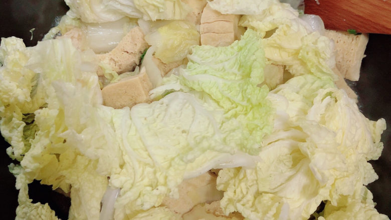 白菜炖豆腐,大约炖5分钟再放入<a style='color:red;display:inline-block;' href='/shicai/ 114'>白菜</a>叶,继续翻炒。