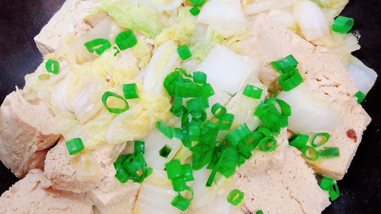 白菜炖豆腐,收汁,撒上一些小葱末。