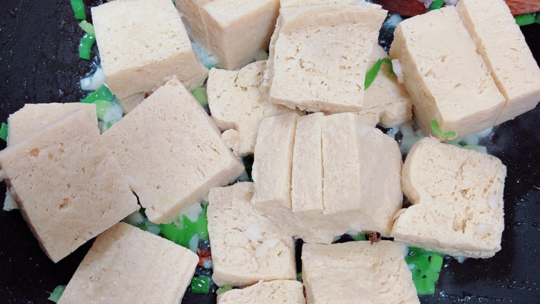 白菜炖豆腐,放入冻豆腐,翻炒均匀。