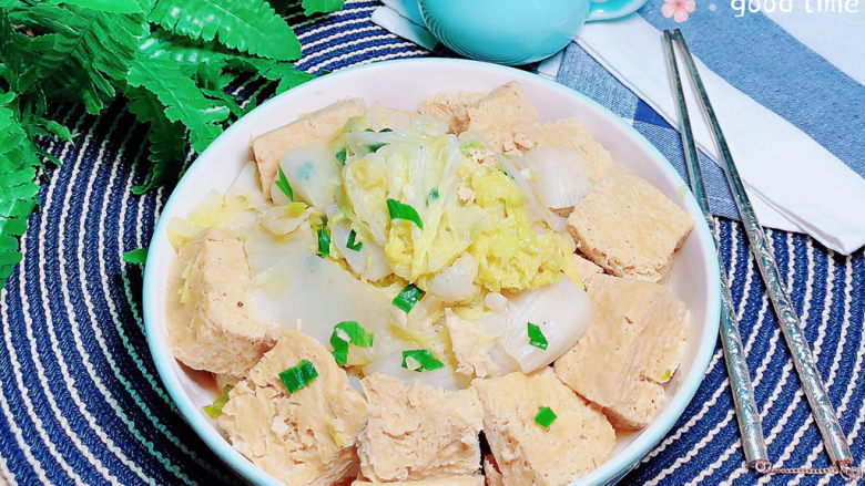 白菜炖豆腐,营养丰富的减肥菜谱白菜炖豆腐就上桌了!