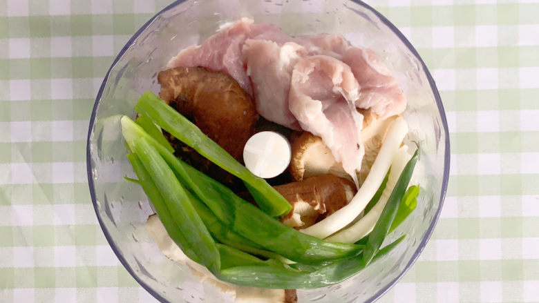 宝宝辅食：鲜肉煎包12M+,<a style='color:red;display:inline-block;' href='/shicai/ 230'>香菇</a>瘦肉葱洗干净后放入料理机中打碎