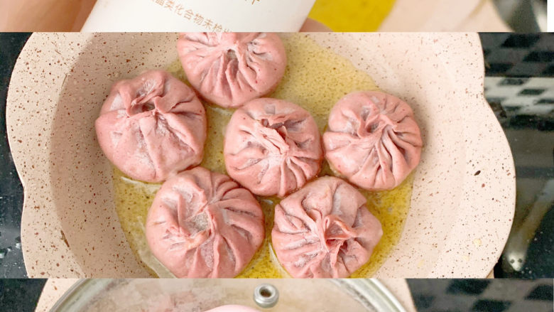 宝宝辅食:鲜肉煎包12M+,剪锅中加入适量的油(多点哦),放入包子。小火慢慢的煎。煎至每个包子底部金黄。倒入适量的清水,(包子的3/1)盖上锅盖焖煎。煎至水分没有了就好了。