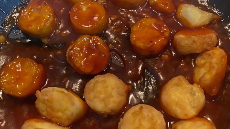 脆皮日本豆腐,然后把煎好的日本豆腐倒入锅中，用旋转方式，均匀裹上汤汁