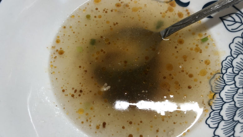 沙茶面,把沙茶酱和排骨汤混合,可以再加一点盐