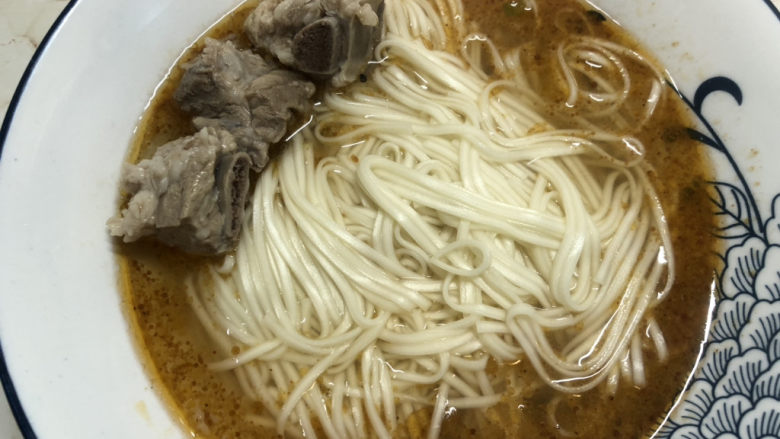 沙茶面,自己吃也要摆的漂漂亮亮的,先放几块排骨
