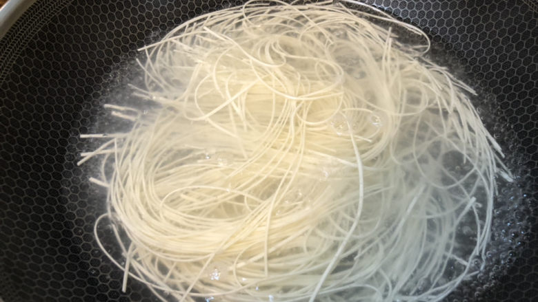 沙茶面,锅内把水烧开,下入面条,用筷子推散