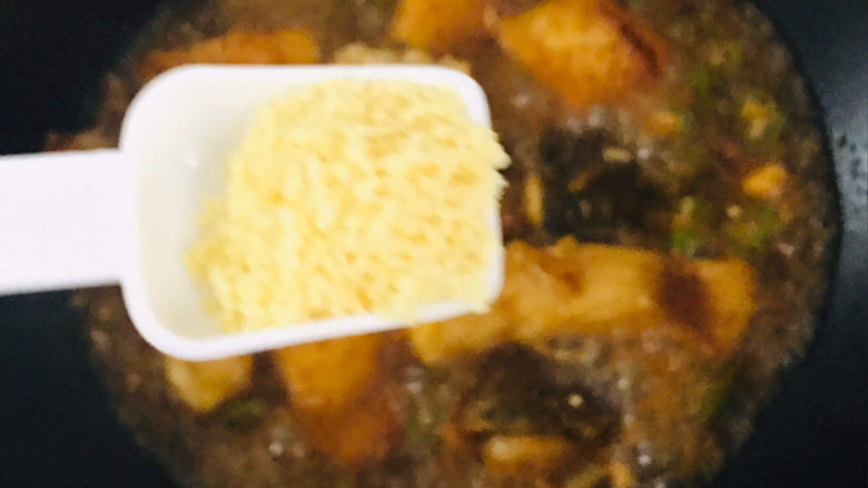 红烧草鱼,加半勺鸡精~