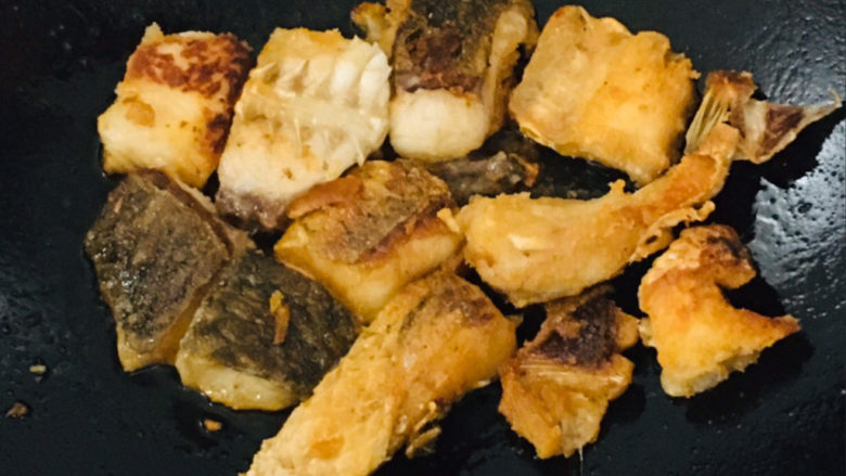 红烧草鱼,煎至一面金黄,煎另一面~