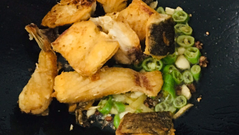 红烧草鱼,倒入鱼块~
