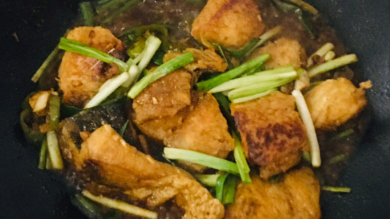 红烧草鱼,大火汤汁收干即可~