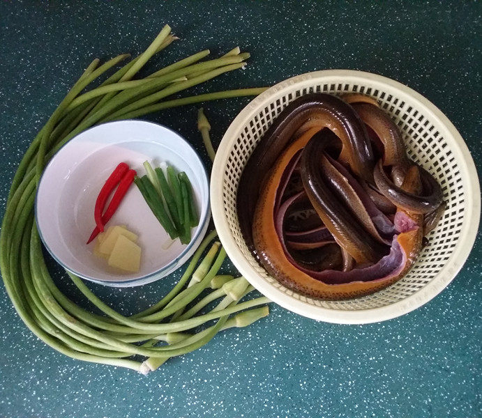 红烧黄鳝,备好食材