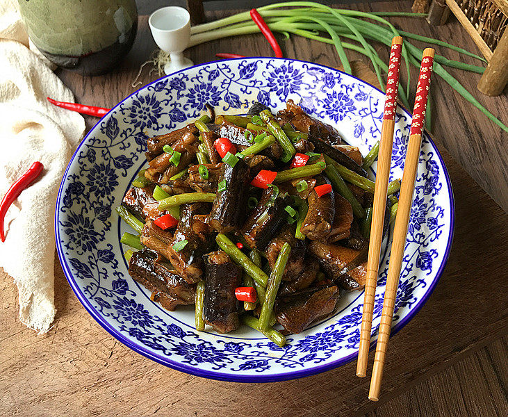 红烧黄鳝,出锅装盘,撒上葱花