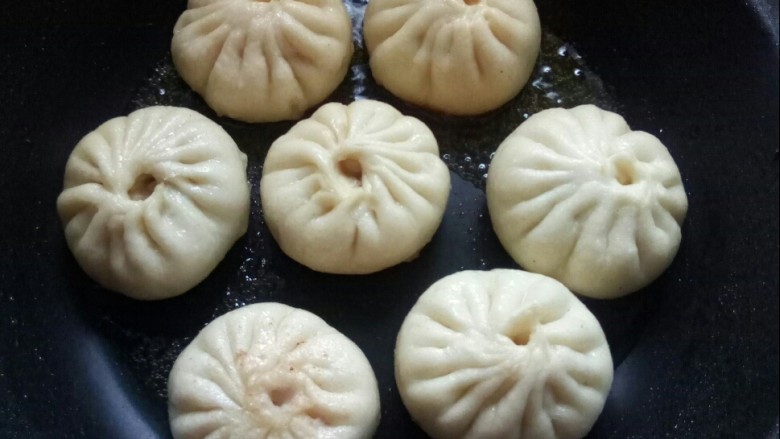牛肉圆葱生煎包,小火收汁后,包子煎好。