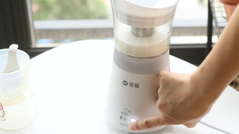 桑果酱芋泥奶茶,轻触一下功能键选择奶茶功能,机器响三声后启动