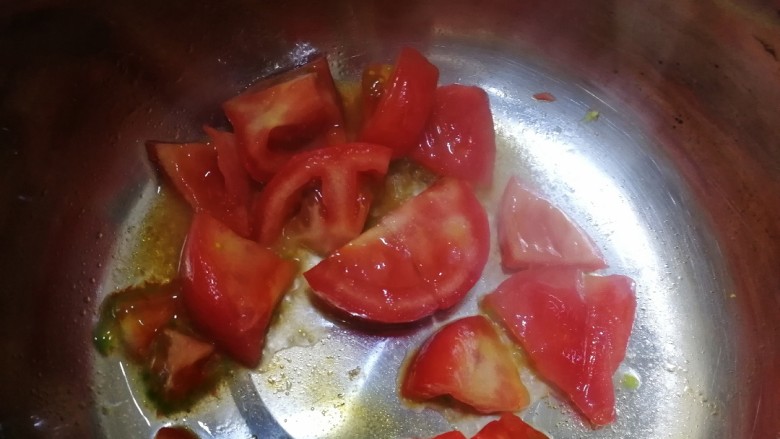 白玉菇鸡蛋汤,油热放入番茄翻炒,炒香。