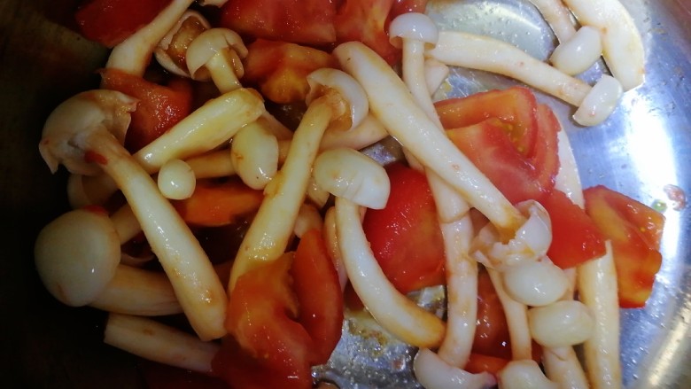 白玉菇鸡蛋汤,小火炒匀,番茄汁裹上白玉菇。
