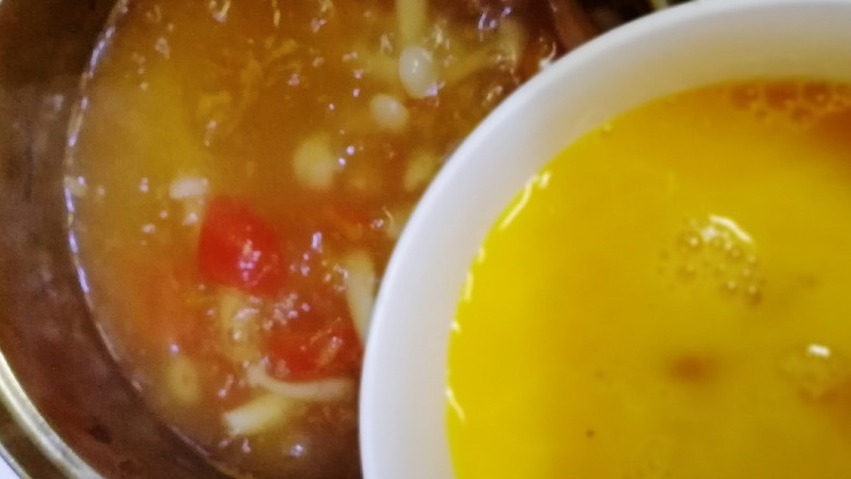 白玉菇鸡蛋汤,最小火,筷子头朝下贴在碗边慢慢倒入蛋液。