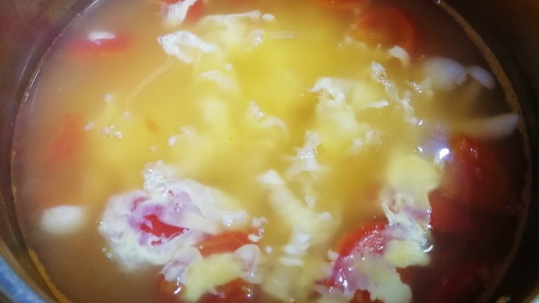 白玉菇鸡蛋汤,小火让蛋液凝固,蛋花慢慢飘起来。