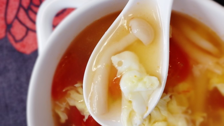 白玉菇鸡蛋汤,白玉菇和鸡蛋滑嫩,汤汁清爽不油腻。