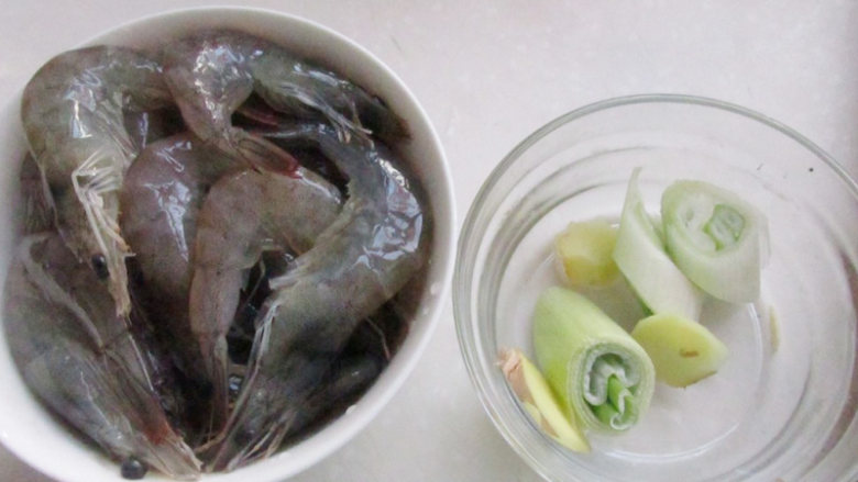 干锅白菜虾,把虾去掉虾毛和虾枪,葱姜切片